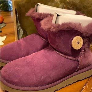 Uggs Size 6 Purple Mini Bailey Button